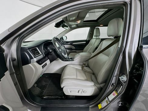 Used 2017 Toyota Highlander XLE image 13