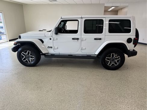 Used 2025 Jeep Wrangler Sahara image 8