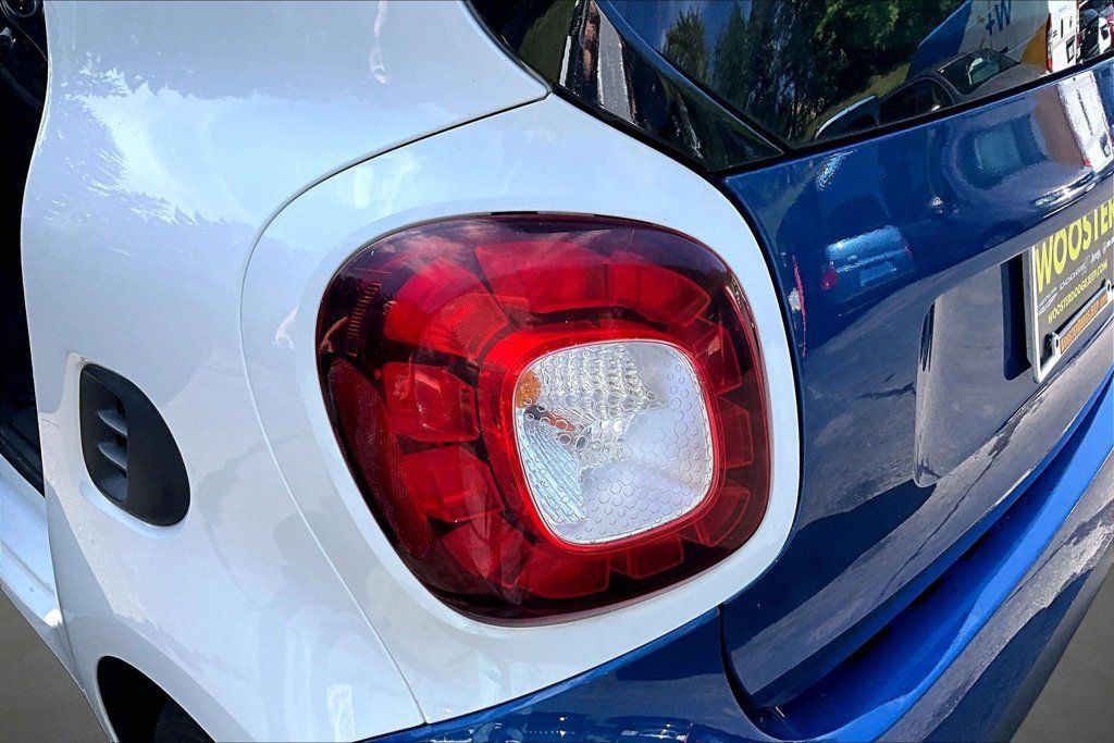 Used 2016 smart fortwo Prime RWD image 21