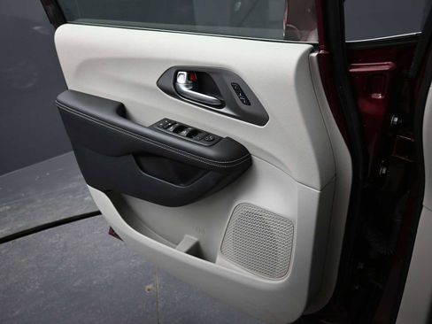 Used 2022 Chrysler Pacifica Touring-L image 11