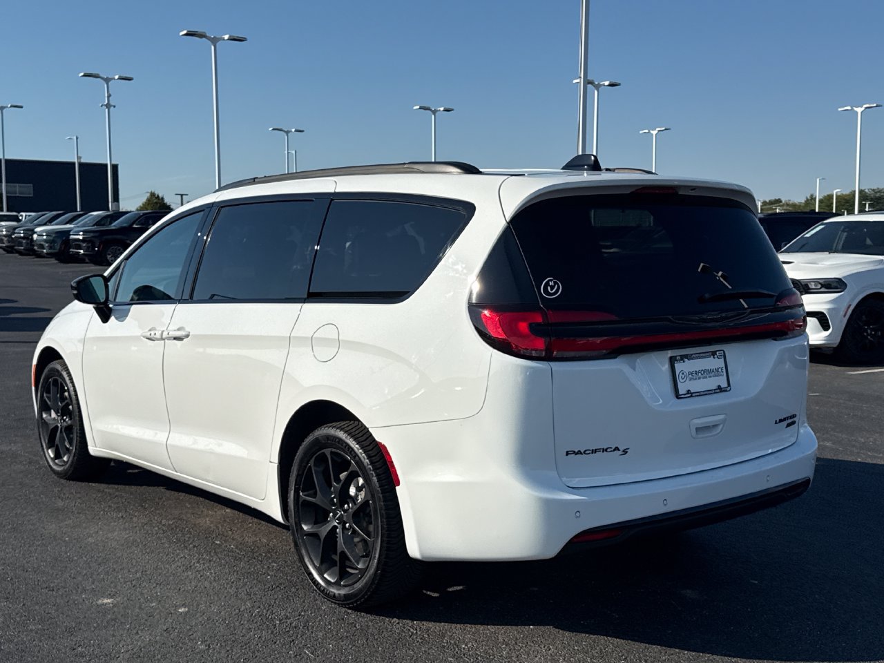Used 2023 Chrysler Pacifica Limited w/ S Appearance Package AWD/4WD image 4