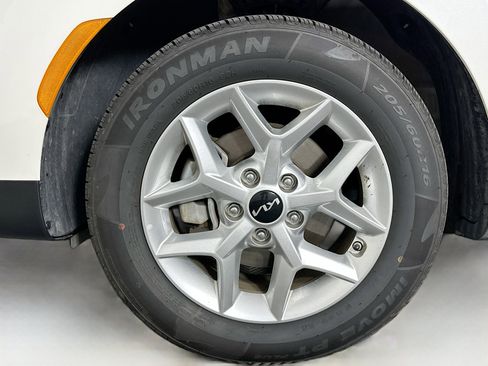 Used 2025 Kia Soul LX w/ LX Technology Package FWD image 11