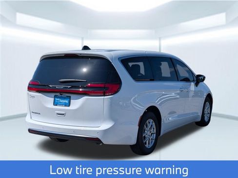 New 2027 Chrysler Pacifica Select FWD image 6