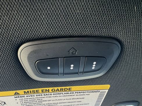 Used 2025 Chrysler Pacifica Select image 45