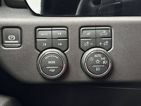Used 2024 Chevrolet Silverado 1500 LT Trail Boss w/ LT Trail Boss Premium Package AWD/4WD image 32