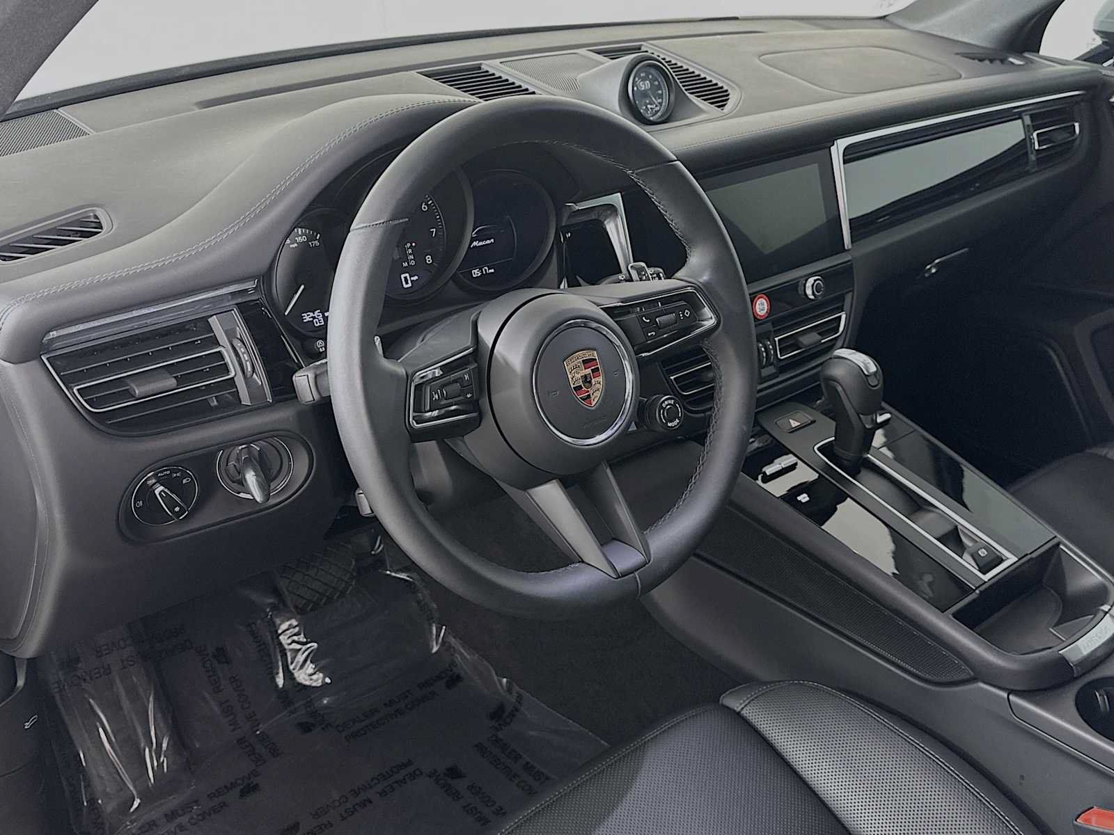 Certified 2025 Porsche Macan AWD/4WD image 4