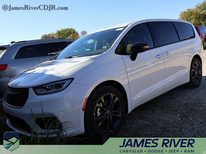 New 2026 Chrysler Pacifica Select