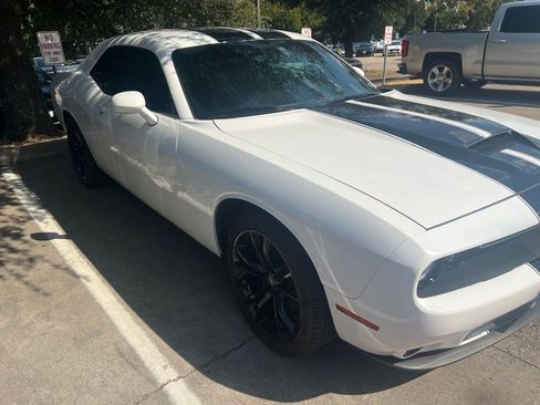Used 2019 Dodge Challenger R/T w/ Driver Convenience Group RWD image 7