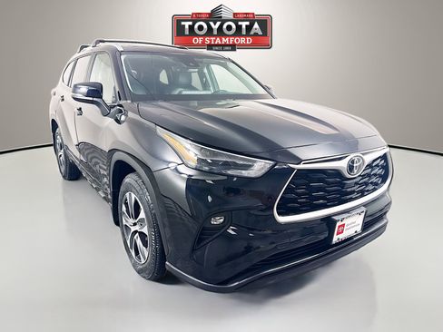 Used 2023 Toyota Highlander XLE AWD/4WD image 1