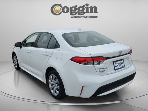 Used 2022 Toyota Corolla LE image 2