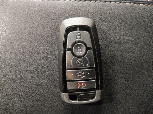 Used 2017 Ford Edge Titanium w/ Technology Package image 32