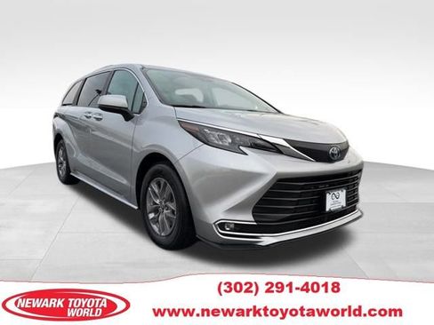 Used 2024 Toyota Sienna XLE image 1