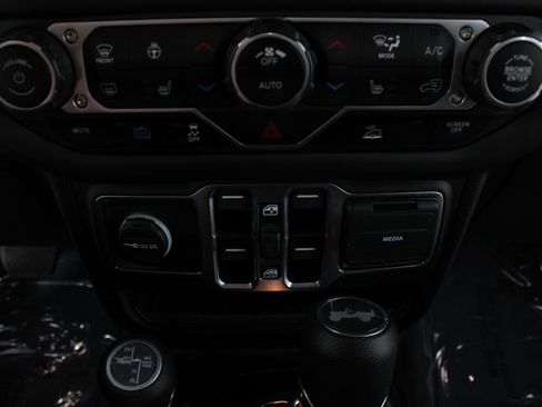 Used 2025 Jeep Wrangler Unlimited Sahara AWD/4WD image 6