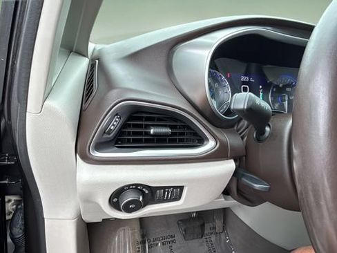 Used 2017 Chrysler Pacifica Touring-L Plus w/ Tire & Wheel Group FWD image 21