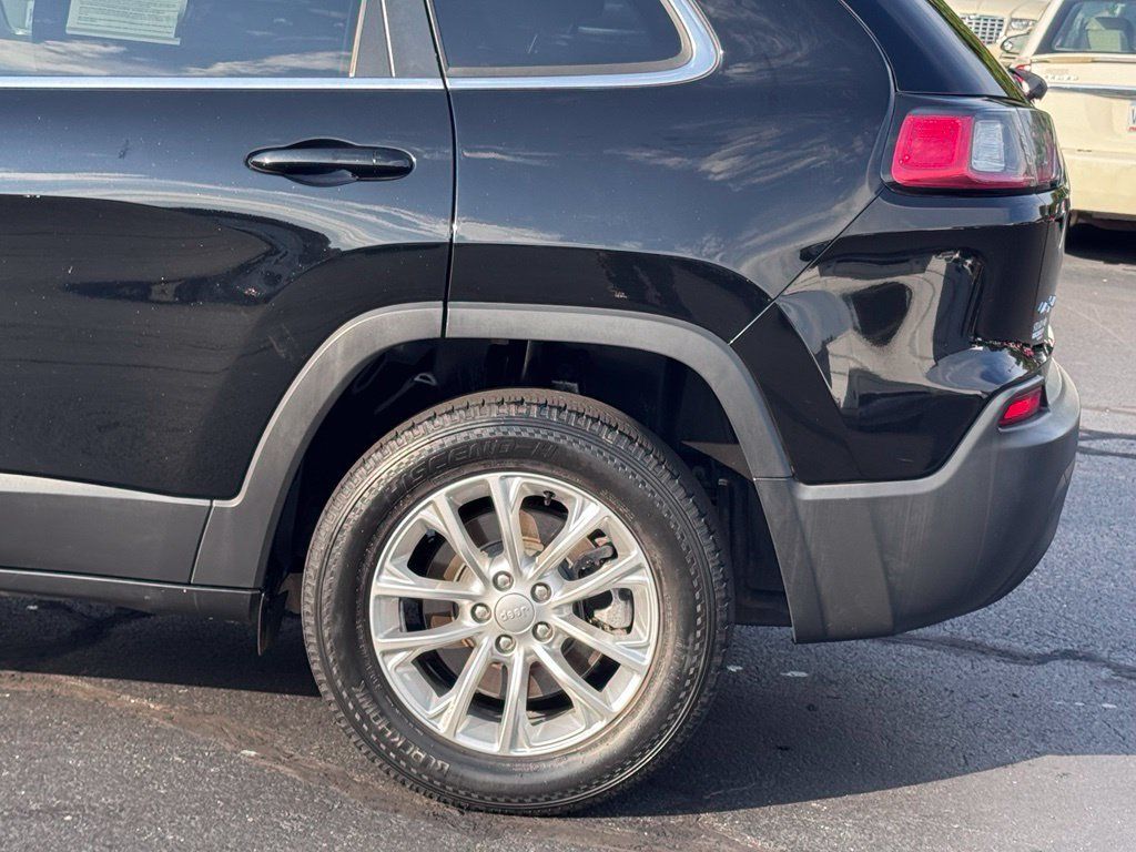 Used 2019 Jeep Cherokee Latitude w/ Popular Appearance Group AWD/4WD image 34