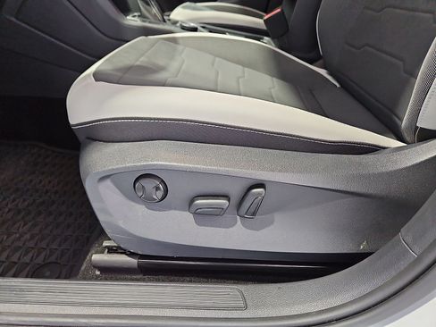 Certified 2025 Volkswagen Taos SE AWD/4WD image 17