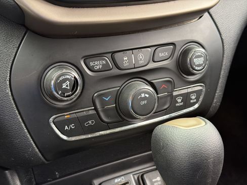 Used 2017 Jeep Cherokee Latitude w/ Safety/Convenience Group AWD/4WD image 26