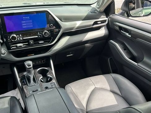 Certified 2025 Toyota Highlander Platinum AWD/4WD image 61