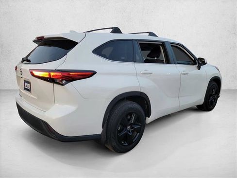 Used 2021 Toyota Highlander L image 5