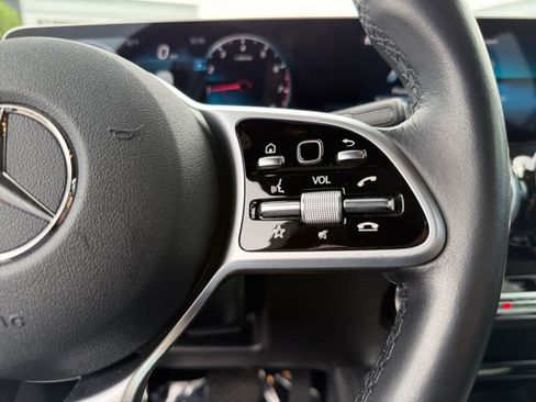 Used 2021 Mercedes-Benz GLB 250 4MATIC image 24