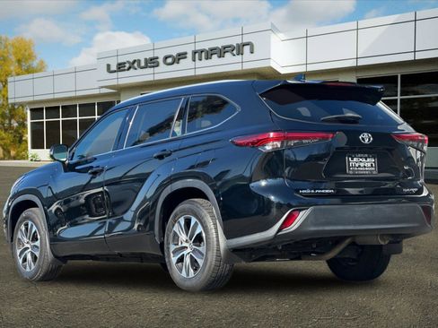 Used 2022 Toyota Highlander XLE image 3