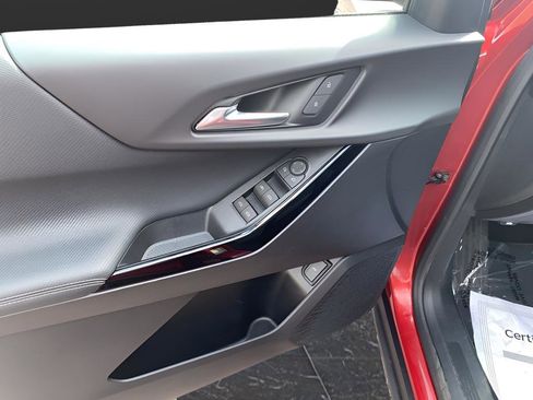 Used 2025 Chevrolet Equinox LT w/ Convenience Package II image 11