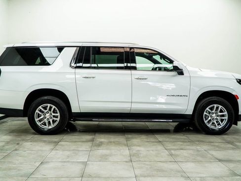 Used 2024 Chevrolet Suburban LT RWD image 10