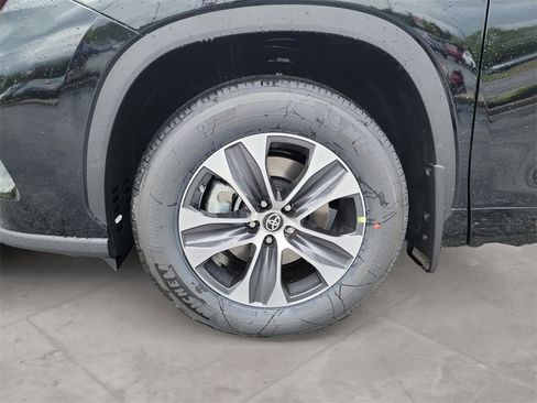 New 2023 Toyota Highlander XLE image 14