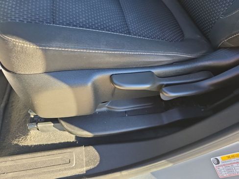 Used 2023 GMC Acadia SLE image 19