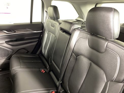 Used 2023 Jeep Grand Cherokee Limited w/ Black Appearance Package AWD/4WD image 32
