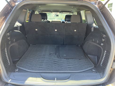 Used 2021 Jeep Grand Cherokee Laredo AWD/4WD image 34
