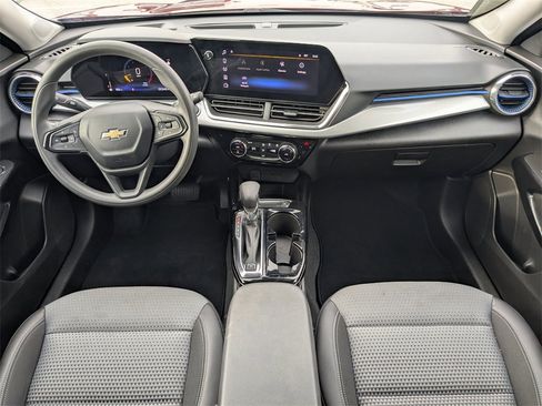 Certified 2025 Chevrolet Trax LT image 16