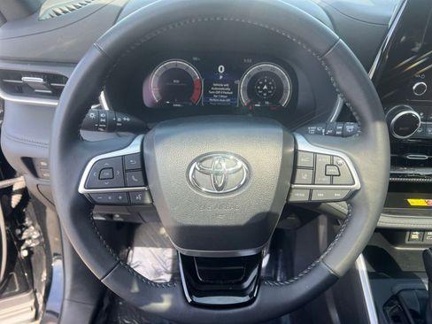 Used 2025 Toyota Highlander XSE AWD/4WD image 29