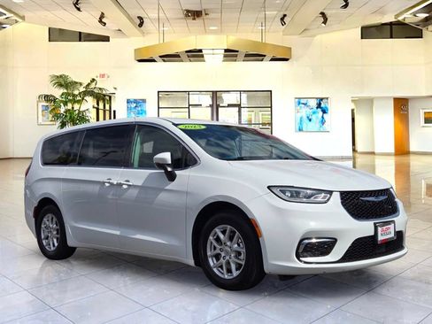 Used 2023 Chrysler Pacifica Touring-L FWD image 3