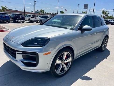 Used 2024 Porsche Cayenne image 2