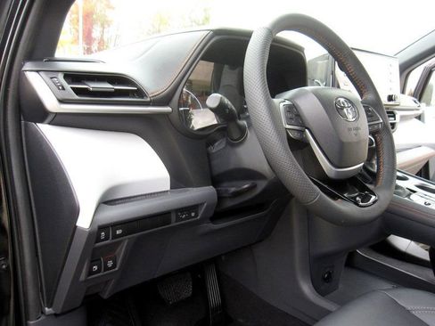 Used 2023 Toyota Sienna XSE image 19