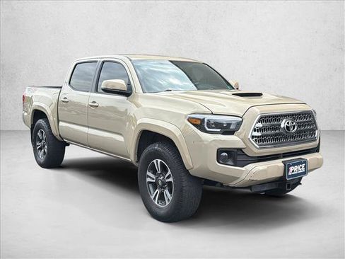 Used 2017 Toyota Tacoma TRD Sport w/ Tow Package (A/T) AWD/4WD image 3