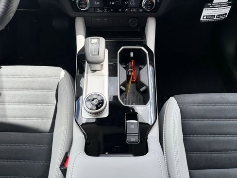 New 2025 Mitsubishi Outlander SE image 14