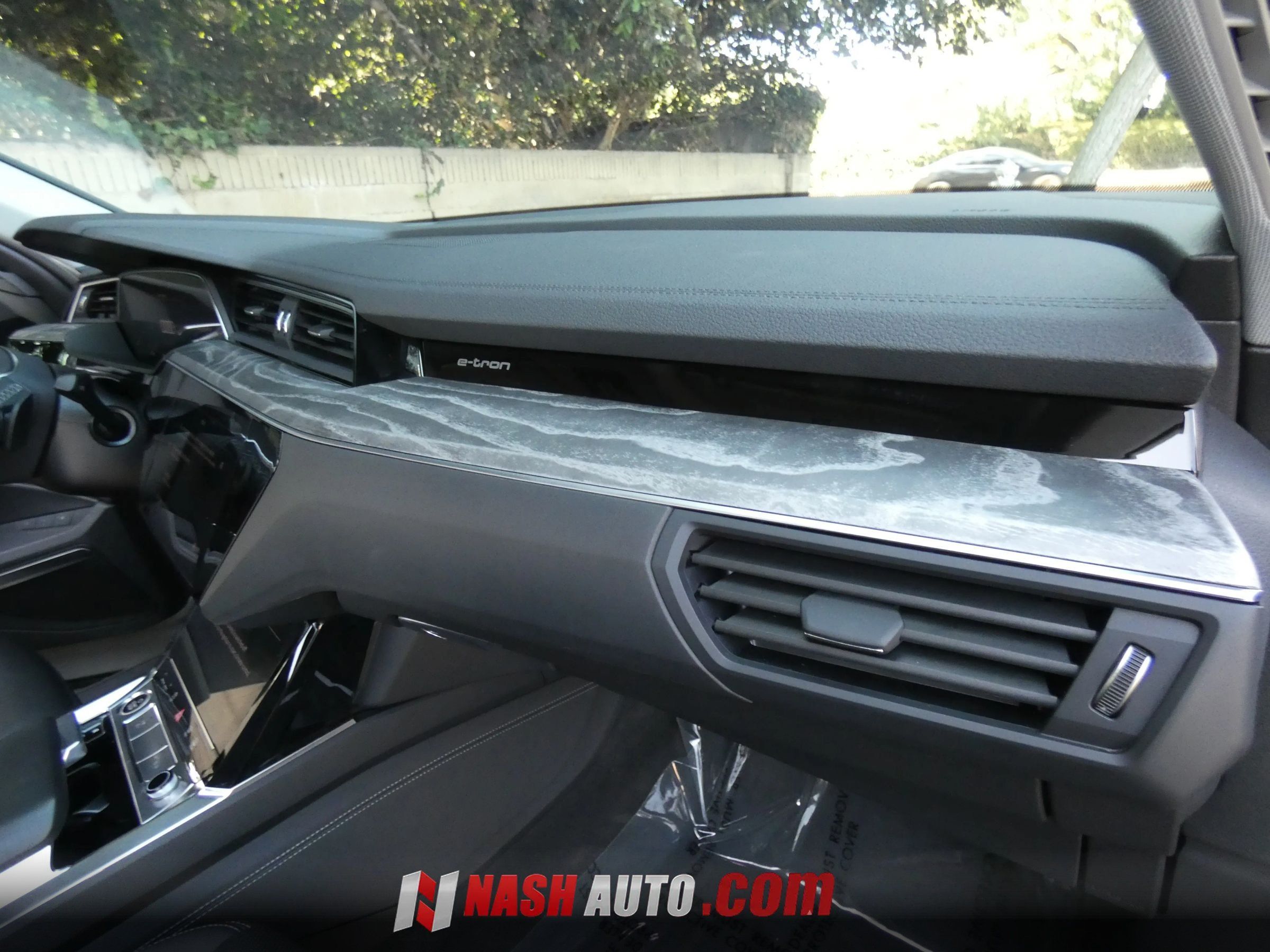 Used 2022 Audi e-tron Premium Plus w/ Premium Plus Package AWD/4WD image 34