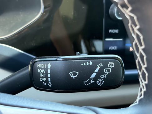 Used 2023 Volkswagen Taos SE w/ Panoramic Sunroof Package FWD image 15