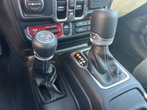 Used 2025 Jeep Wrangler Willys image 45