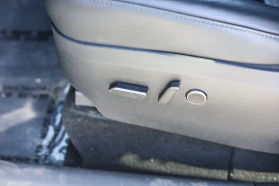 Used 2024 Tesla Model Y Long Range AWD/4WD image 19