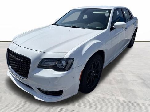 Used 2022 Chrysler 300 Touring L w/ Popular Equipment Group AWD/4WD image 2