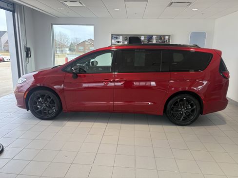 Used 2026 Chrysler Pacifica Limited w/ S Appearance Package image 2