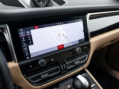 Certified 2023 Porsche Macan AWD/4WD image 17
