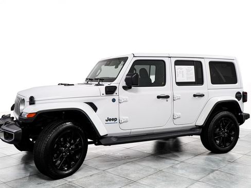 Used 2025 Jeep Wrangler Unlimited Sahara AWD/4WD image 4