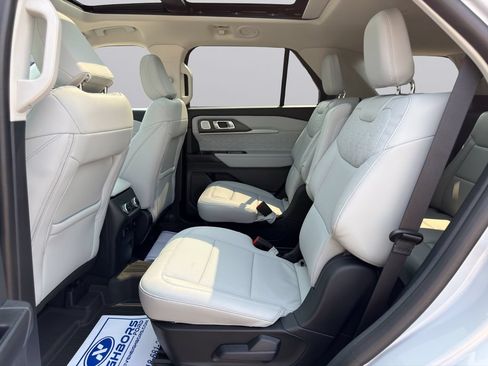 Used 2025 Ford Explorer Platinum w/ Ultimate Package AWD/4WD image 17