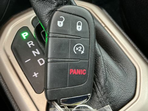 Used 2017 Jeep Renegade Latitude w/ Cold Weather Group AWD/4WD image 40