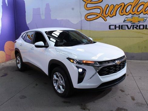 Used 2024 Chevrolet Trax LS w/ LS Convenience Package image 4