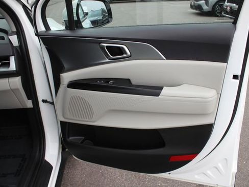 Used 2024 Kia Carnival LX FWD image 29
